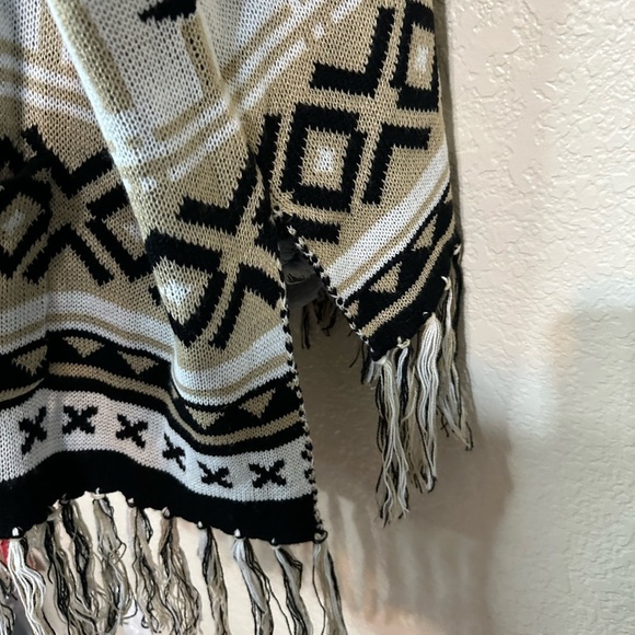 Nwot Love tree one size fits all poncho black, white and cream Aztec print - Picture 5 of 6